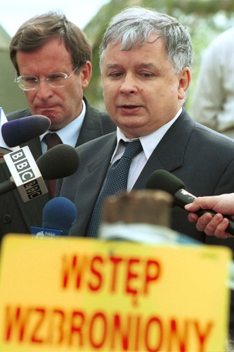 W Jedwabnem zginęło znacznie mniej Żydów niż podaje to swej książce 'Sąsiedzi' Jan Tomasz Gross, który pisze o 1600 zamordowanych - oświadczył dziennikarzom w Jedwabnem minister sprawiedliwości Lech Kaczyński