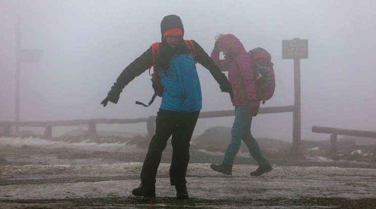 A lakosok is küzdenek a széllel Nagy-Britanniában / Fotó: Northfoto
