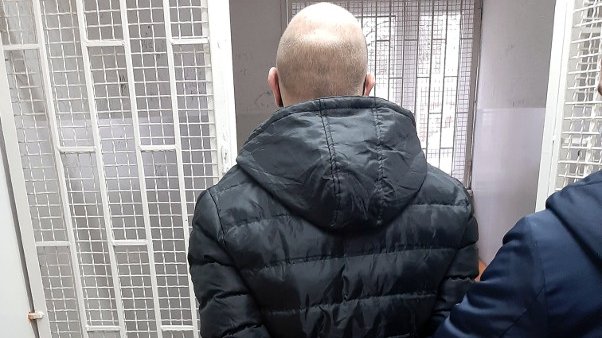 Policja zatrzymała 27-latka, który podpalił samochód i skrzynkę gazową