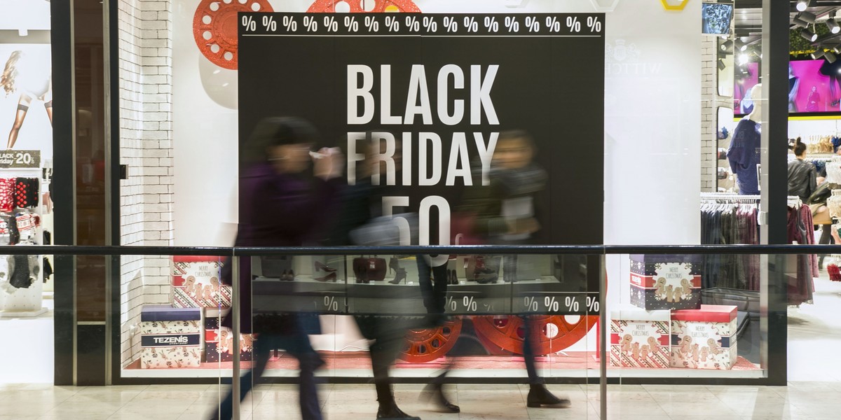 Tylko 10 proc. badanych sprzedawców nie planuje obniżek na Black Friday.