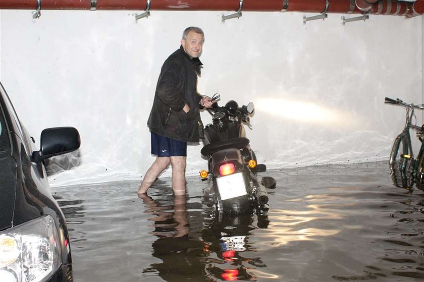 Urbański ratuje dobytek z powodzi. FOTO!