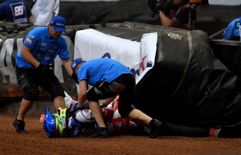 Upadek Polaka Krzysztofa Kasprzaka (kask niebieski) podczas żużlowego Grand Prix Polski w Warszawie