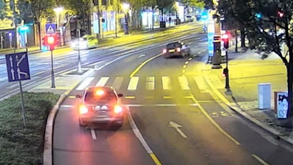 Közzétette a rendőrség a felvételt, ahogy a TV2 fiatal felfedezettje oszlopnak csapódik a Károly körúton – Kiderült: jogsi nélkül száguldozott