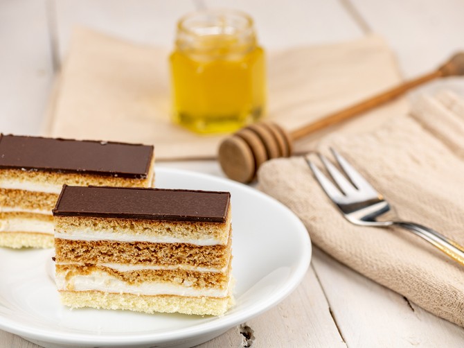 Medena pita je mekša i sočnija od medovika: Recept za starinski kolač iz bakine sveščice