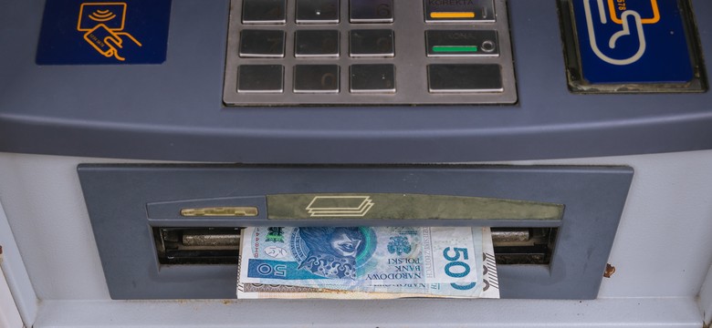 Limity wypłat z bankomatu, gotówka ograniczona w transakcjach, kiedy zakaz