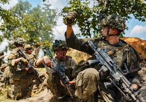 Vežba 82. vazdušno-desantne divizije i drugih jedinica američke vojske u Fort Bregu u Severnoj Karolini 26. jula 2025.