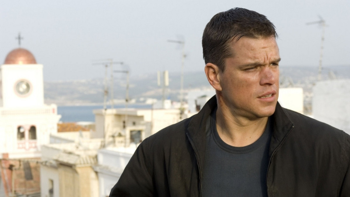 Trzy filmy o Jasonie Bourne'ie, w których zagrał Matt Damon, znacznie odbiegają od powieści Roberta Ludluma, ale dzięki temu udało się połączyć przeszłość z przyszłością - nakręcić nowoczesne kino akcji, które ogląda się jak najlepsze dramaty sensacyjne z lat 70.