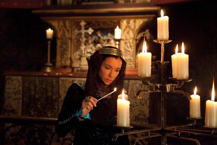 Aure Atika jako Królowa Isabella w filmie 'Świat bez końca'