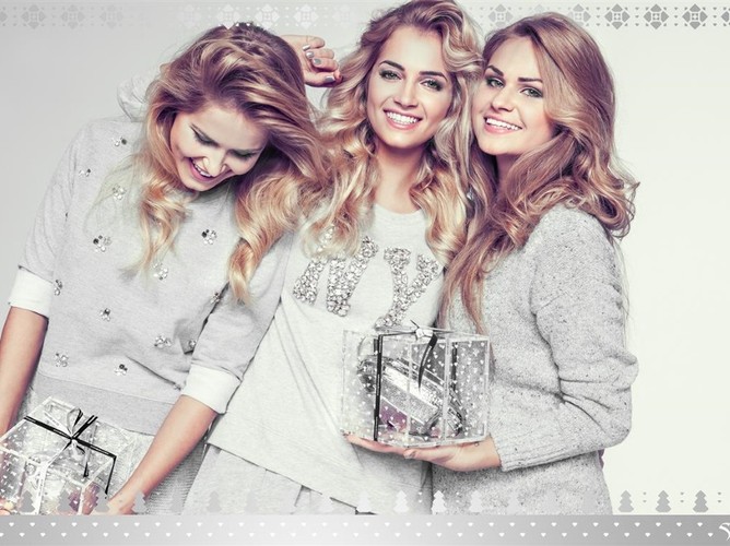 Rozalia Mancewicz z siostrami w świątecznej kampanii Sabriny Pilewicz