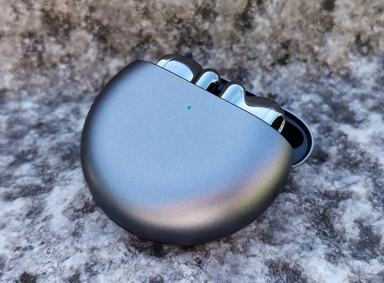 Huawei FreeBuds 4 - niewielka dioda informuje nas o stanie naładowania akumulatora etui oraz o aktywnym trybie parowania słuchawek