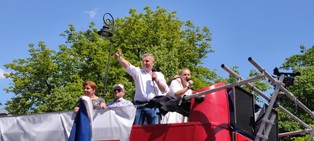 Marsz 4 czerwca. Czoło pochodu organizowanego przez PO dotarło na plac Zamkowy