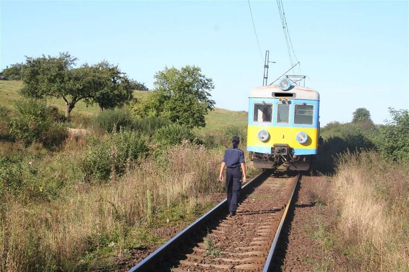 13-latek wjechał rowerem pod pociąg