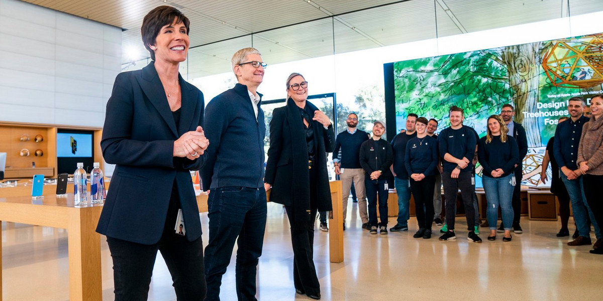 Nagroda dla Deirdre O'Brien (pierwsza z lewej) jest dodatkiem do udziałów przyznawanych przez Apple'a dorocznie z tytułu dotychczas zajmowanego przez nią stanowiska 