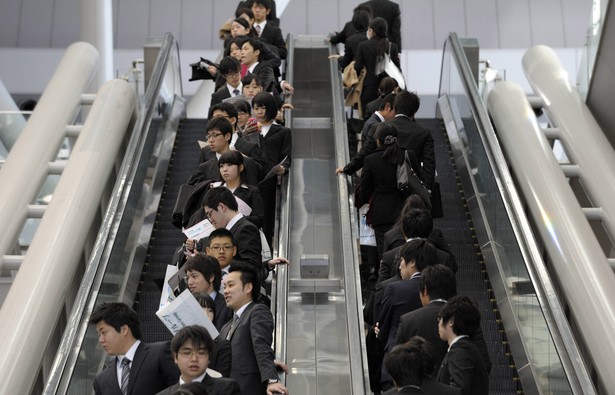 Japońscy studenci podczas targów pracy w Tokyo