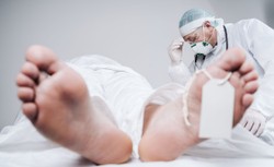 Jak pracują koronerzy? Rodziny czekają po kilkadziesiąt godzin na stwierdzenie śmierci bliskich