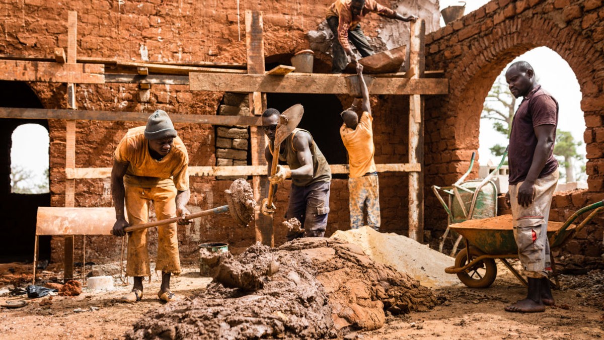 Jeden dolar dziennie - tyle ma na swoje utrzymanie przeciętny mieszkaniec Burkina Faso. Ze skrajną biedną, analfabetyzmem i bezrobociem zmaga się ponad połowa populacji tego kraju. To w większości młodzi ludzie, dlatego szans na lepsze życie szukają poza granicami kraju. UE alarmuje. PCPM szuka rozwiązań. I rozpoczyna misję.