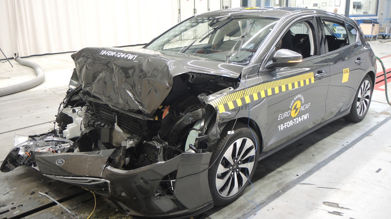 Crash test Volvo XC40 i Forda Focusa