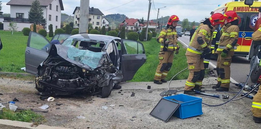 Uwięziona w aucie była na krawędzi śmierci. Wtedy pojawił się on. Paskiem uratował jej życie