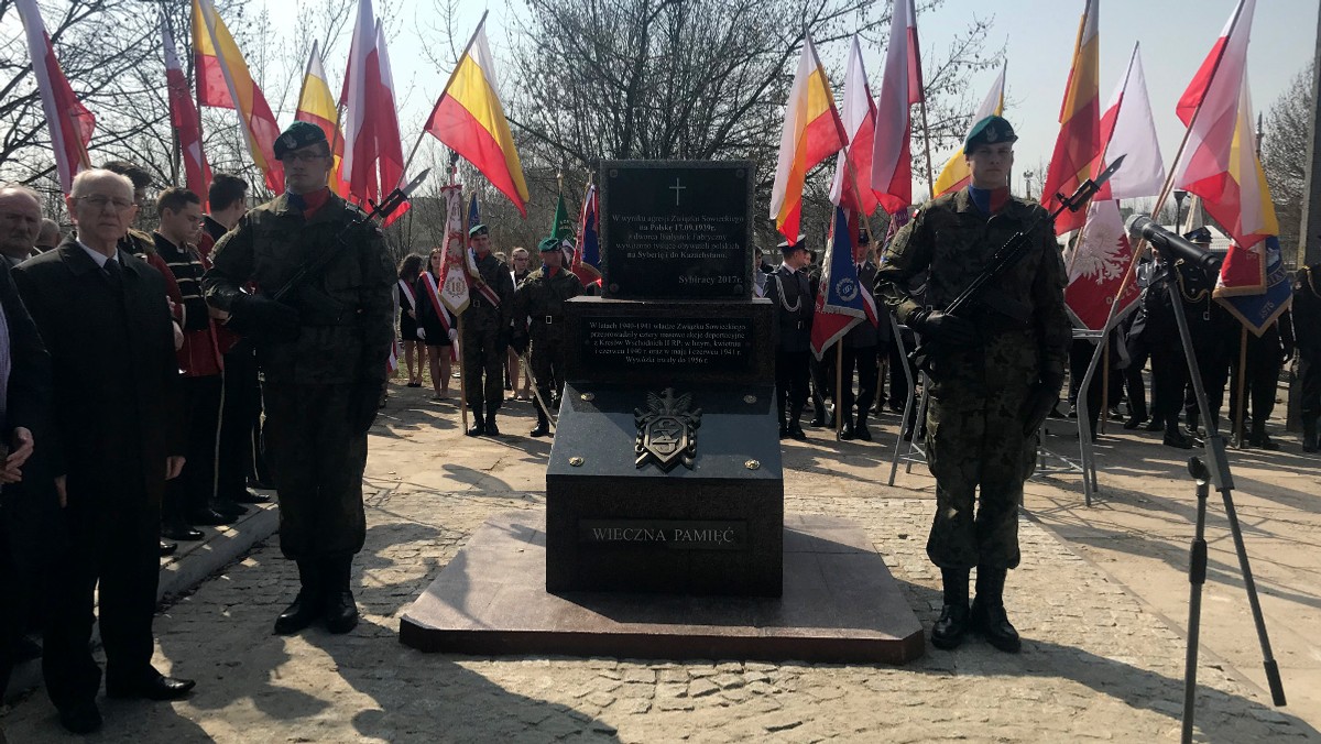 Miejsce symbolicznie nazwane bramą piekła - dworzec Białystok Fabryczny. W XX wieku niemy świadek tragedii tysięcy polskich obywateli wywożonych stąd na pewną śmierć. Dziś pamięć tego miejsca zyskuje nowy wymiar - pomnik nazwany Znakiem Pamięci Polskiej Golgoty Wschodu. Odsłonięcie monumentu odbywa w przeddzień Dnia Pamięci Ofiar Zbrodni Katyńskiej.