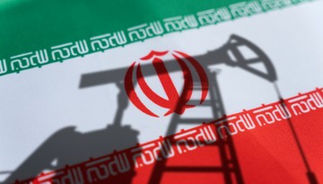 Ceny ropy wystrzelą? Atak na Iran i zagrożenie w Cieśninie Ormuz mogą wywołać globalną recesję