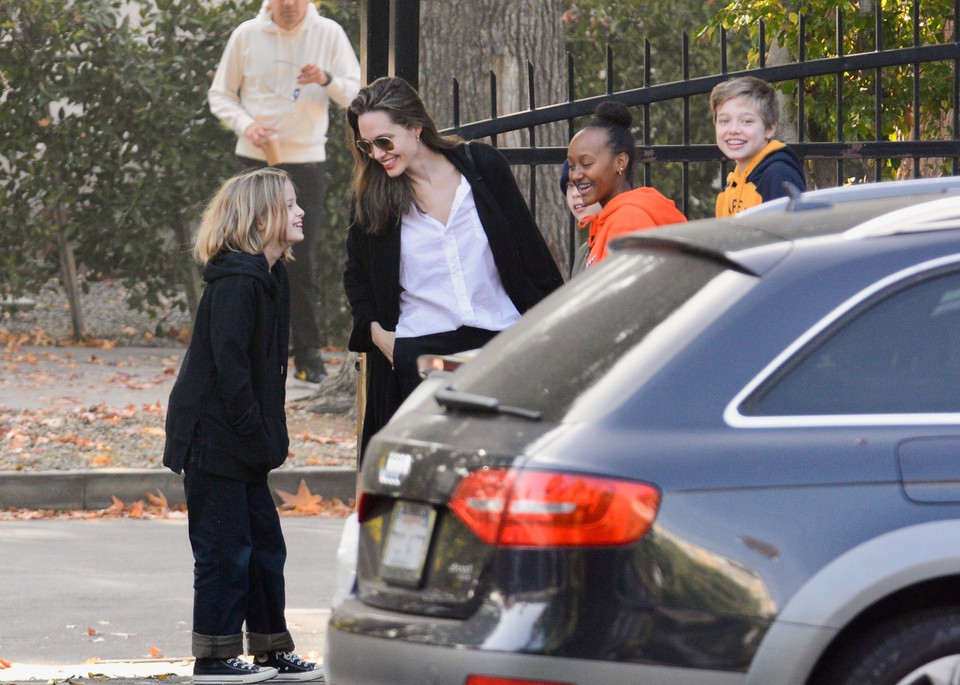 Angelina Jolie z dziećmi na przedświątecznych zakupach