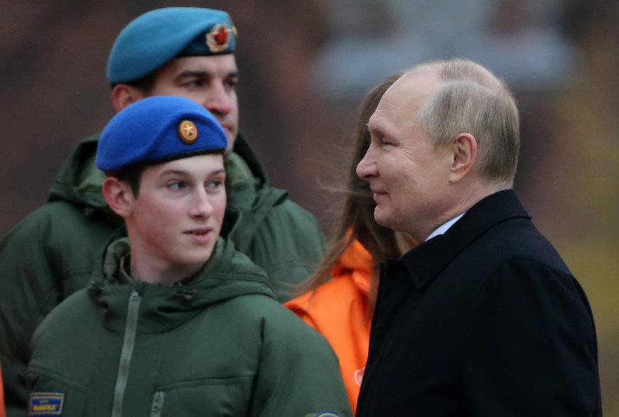 Prezydent Rosji Władimir Putin obok kadetów wojskowych podczas ceremonii na Placu Czerwonym, Moskwa, 4 listopada 2022 r.