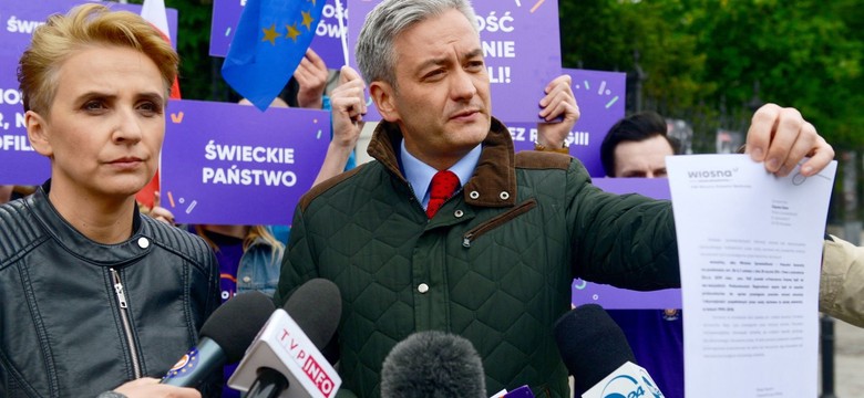 Biedroń chce filmu Sekielskiego w TVP. "Brudziński powinien od 6 rano przesłuchiwać 22 biskupów"