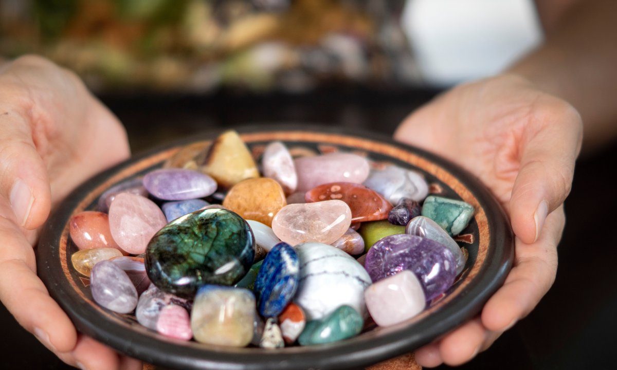 Te trzy kamienie w biżuterii to magnesy na szczęście – kobiety noszą je jak talizman