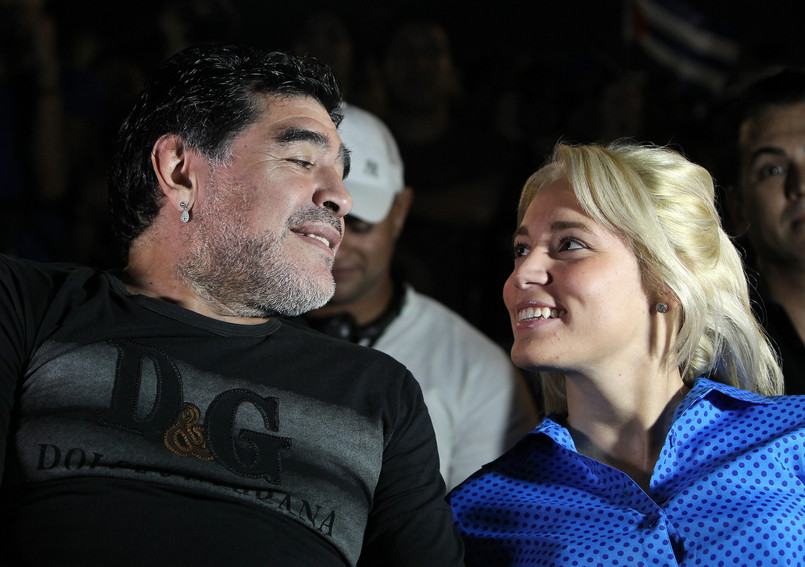 Diego Maradona zabrał swoją dziewczynę na koncert. ZDJĘCIA