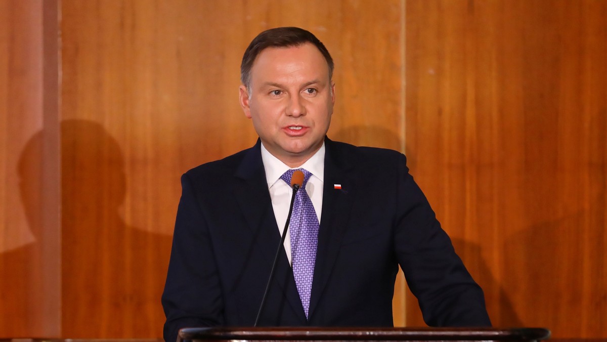 Prezydent Andrzej Duda nie jest zadowolony z tego, jak wyglądają prace w parlamencie nad ustawą mającą pomóc frankowiczom - powiedział prezydencki minister Andrzej Dera. Jak dodał, prezydent zwrócił się o przyspieszenie tych prac.