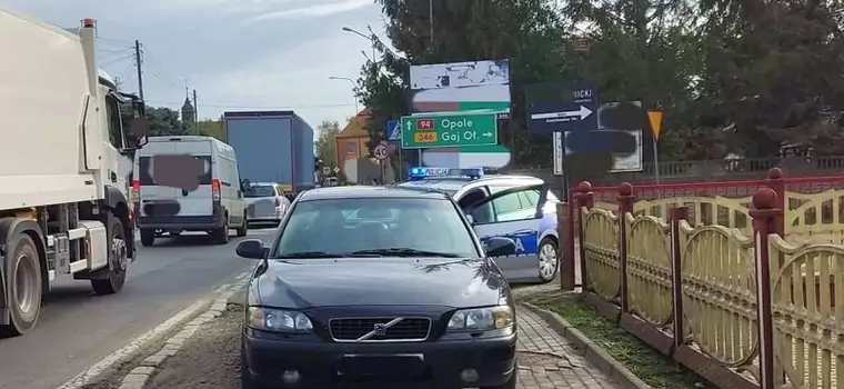 Nie wytrzymał stania w korku i ruszył pod prąd. Trafił na nieoznakowany radiowóz