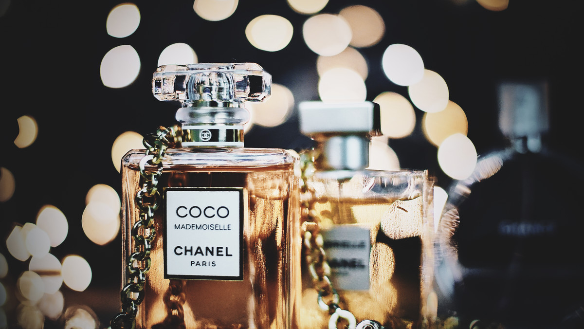 Pięć najpopularniejszych damskich perfum w 2023 roku według Skąpca [RANKING]