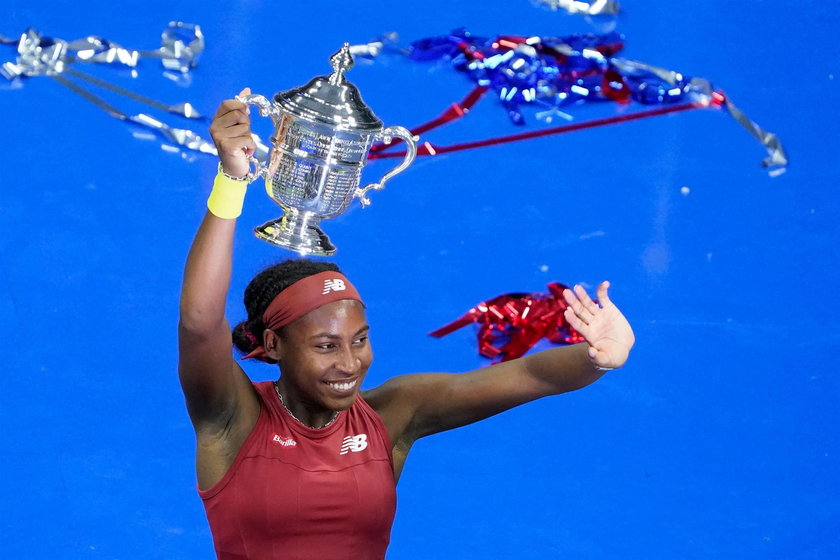 Coco Gauff z pucharem za zwycięstwo w US Open.