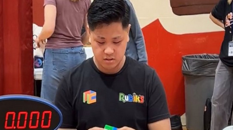 Max Park 3,13 másodperc alatt rakta ki a klasszikus Rubik-kockát ezzel bekerült a Guinness Rekordok Könyvébe / Fotó: Twitter