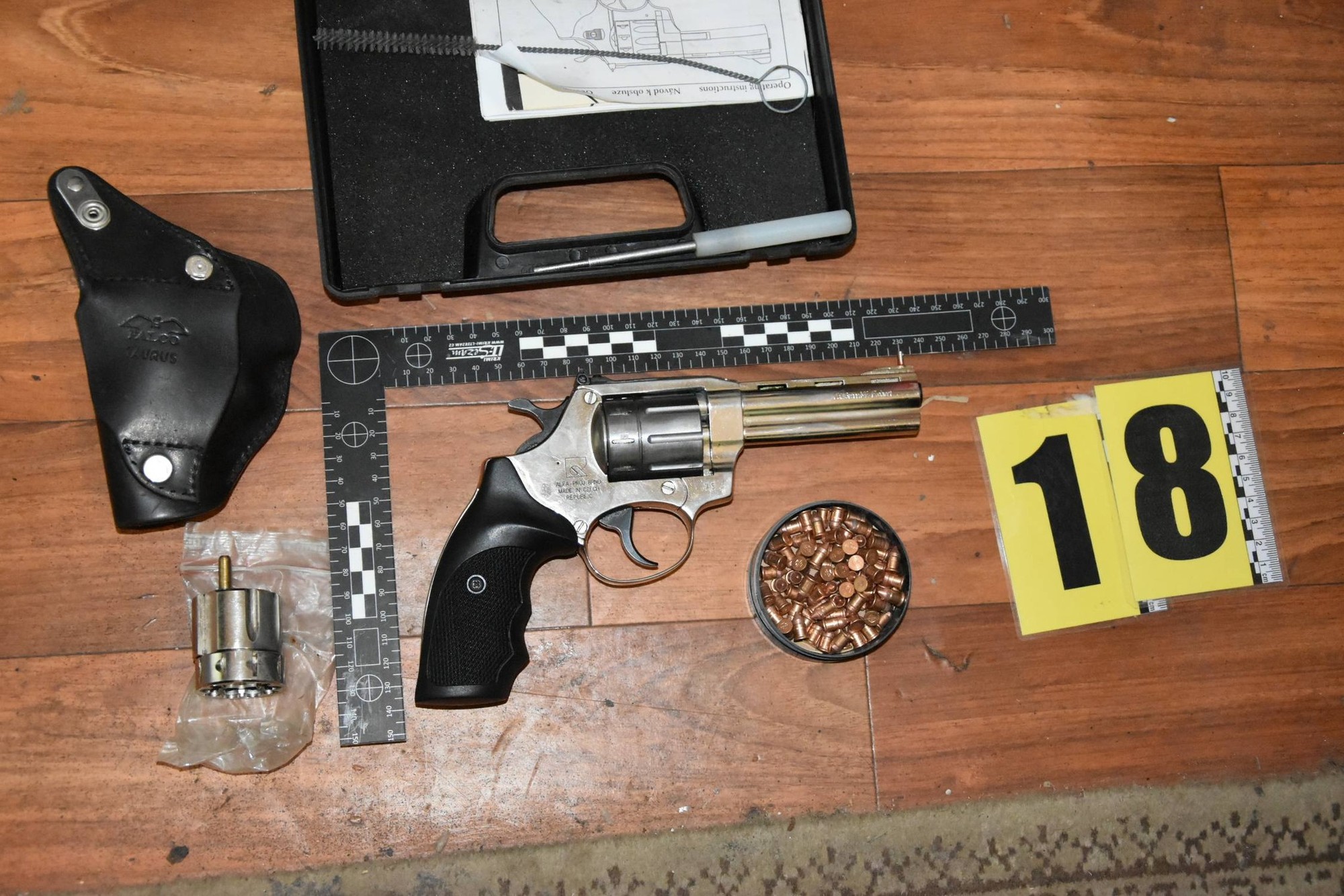 Polícia obvinila 65-ročného muža, ktorý mal doma nelegálne zbrane a strelivo.