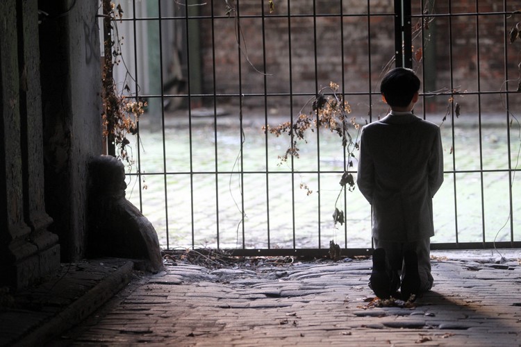 Adolf Hitler klęczy w bramie warszawskiej kamienicy