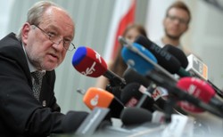 Iwulski zgłasza Piotrowicza do komisji etyki. Ten odpowiada: Nie zamierzam się tłumaczyć, że nie jestem wielbłądem