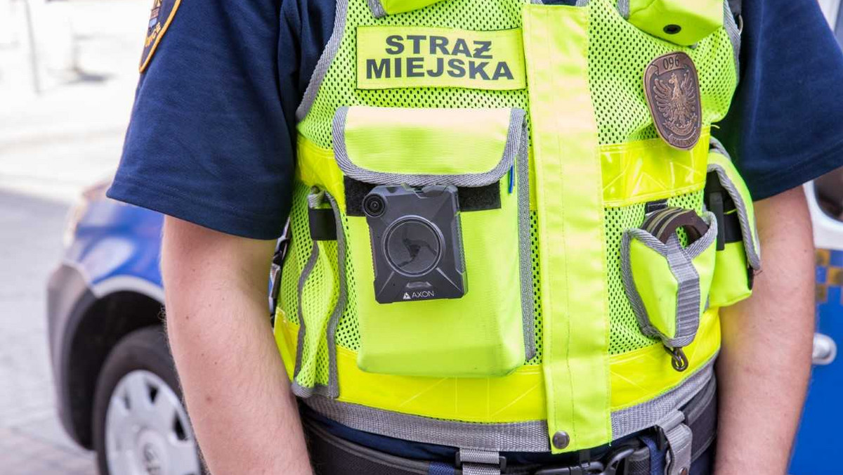 Strażnicy miejscy w Katowicach będą nagrywali swoje interwencje. Funkcjonariusze otrzymali 30 kamer osobistych, które staną się częścią ich mundurów. Inwestycja kosztowała 90 tys. złotych.