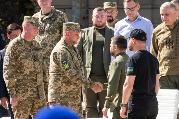 Prezydent Ukrainy Wołodymyr Zełenski (C-P) oraz dowódca Sił Zbrojnych Ukrainy gen. Wałerij Załużny (C-L)