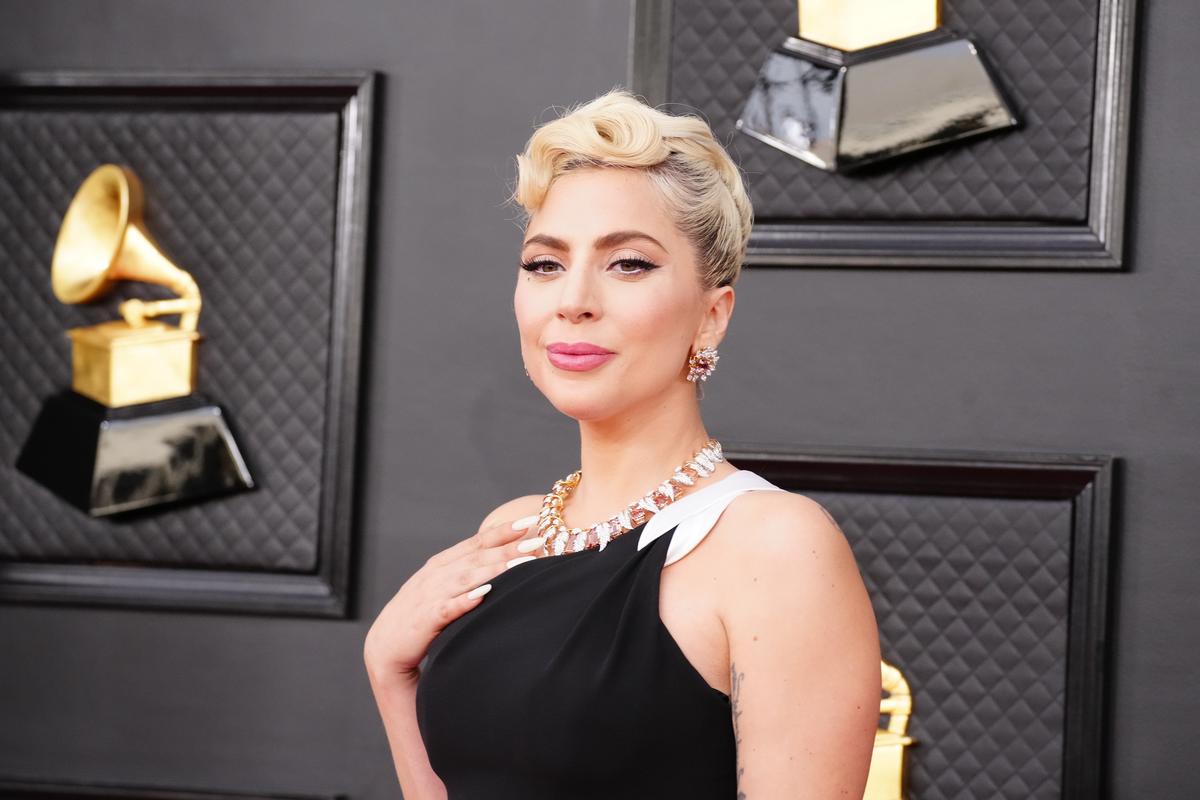 A húsruha már a múlté: Lady Gaga az elegancia megtestesítője a Grammy-gálán