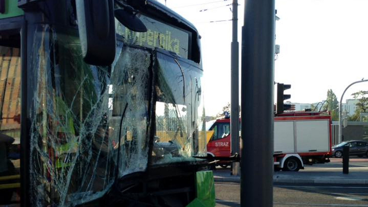 Pierwszy wypadek miał miejsce w piątek - autobus linii numer 69 uderzył w słup trakcyjny. Poszkodowane zostały cztery osoby. Do podobnego zdarzenia doszło dzisiaj rano - ucierpiała jedna osoba. MPK zapowiada, że zajmie się wyjaśnieniem tych sytuacji - pasażerowie wskazują, że winny jest kolor słupa, który zlewa się z otoczeniem.