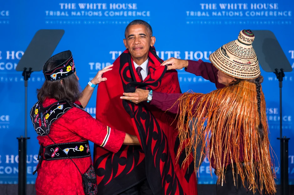 Bivši predsednik Barak Obama sa starosedeocima