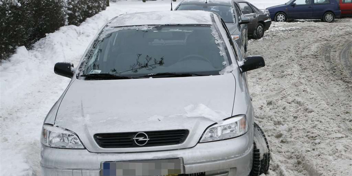 Zostawił dziecko w samochodzie na mrozie