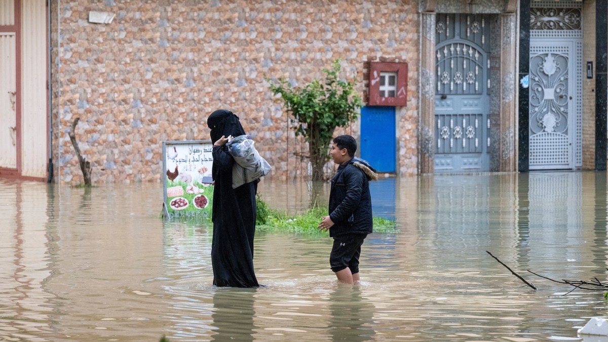(FOTO, VIDEO) "OVO JE SADA GRAD DUHOVA" Evakuisano više od 50.000 ljudi, prodavnice i škole zatvorene, isključena struja: Zabranjen ulazak u Ksar el-Kebiru, vojska izašla na ulice  Kép