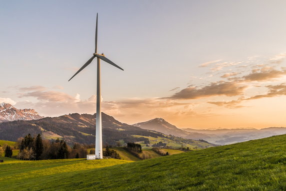 Wystarczy sześć lat, by zastąpić węgiel i gaz odnawialnymi źródłami energii i zarobić