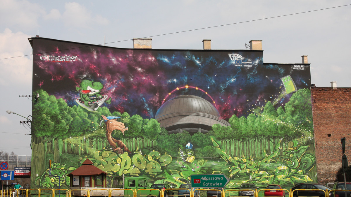 Zielony, potężny mural w miejsce szpecących reklam. Dzieło grafficiarzy pojawiło się na jednym z budynków w centrum Chorzowa - przy bocznej fasadzie budynku przy ul. Rynek 13.