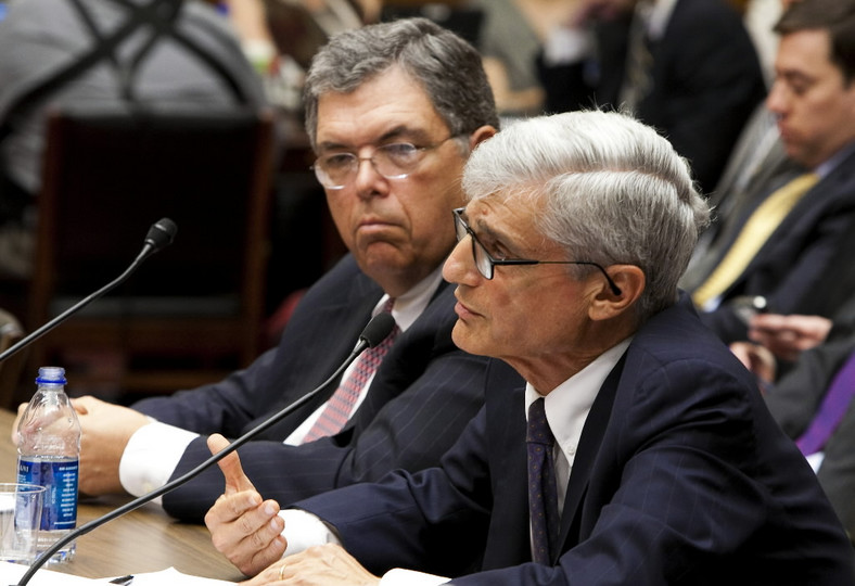 Chuck Prince (z lewej) i Robert Rubin ubolewali przed komisją śledczą Kongresu z powodu strat w Citi