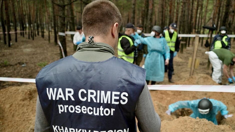 Ukraińcy badający zbrodnie wojenne popełnione przez Rosjan w Iziumie
