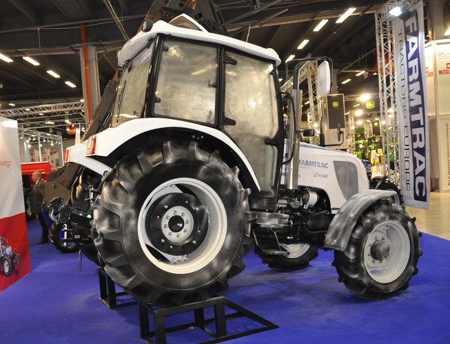 Wśród nowości producenta z Mrągowa znalazł się model zbudowany na technologii emisji spalin 3B z silnikiem Perkinsa i filtrem dpf. To jedyny filtr na rynku, który jest bezobsługowy - nie trzeba go czyścić. Nazwa Cooool wzięła się od systemu klimatyzacji, który jest dostępny w tym modelu w promocyjnej cenie.