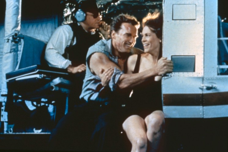 1. Przeżyjesz upadek z wysokości, jeśli na dole jest jakaś woda. Prawa fizyki nie dotyczą wody, która w filmach jest tak miękka, jak wygodne łóżko. Podczas gdy skakanie z wieżowca na chodnik na pewno zrobiłoby z nas miazgę, skakanie z tej samej wysokości do wody zmoczy nam tylko ubranie. Przykłady: 'Bad Boys', 'Prawdziwe kłamstwa' (foto), 'Butch Cassidy i Sundance Kid'